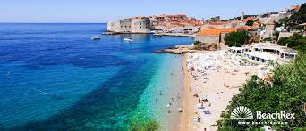 A part apró kavicsokkal borított, a víz sekély és könnyen megközelíthető. Strand Banje Dubrovnik Dalmatien Dubrovnik Kroatien Beachrex Com