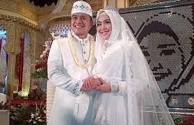 Oki setiana dewi dan tengku wisnu garap film baru program yang menyuguhkan berita atau informasi menarik dari dunia. Baru Nikah Oki Setiana Dewi Blusukan Temui Korban Banjir Okezone Celebrity