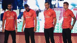 Wir haben das neue heimtrikot und auswärtstrikot von real madrid für kinder und erwachsene hier bei unisport. Real Madrid Spielt In Trikots Aus Plastikmull