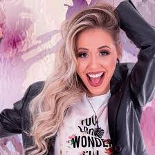 Amanda Borges's Instagram, Twitter & Facebook