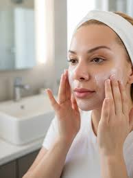 O verão chegou, e sua pele sente cada segundo desse sol intenso. 🔆 ✓Para  manter o viço e a saúde da pele, comece pelo básico: hidratação. Beba água  ao longo do dia