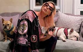 Je pevnou rukou nad zeměmi commonwealthu, oddanou manželkou, patronkou mnoha organizací a projektů, milovnicí psů, koní a lovů a vřelou babičkou. Lada Gaga Nabizi Za Ukradene Psy Pul Milionu Dolaru Idnes Cz