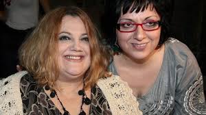 Φιλοξενούμενη στο happy day βρέθηκε το πρωί της τρίτης η σοφία μουτίδου, η οποία, κλήθηκε να σχολιάσει το περιστατικό ξυλοδαρμού μεταξύ του μάνου παπαγιάννη και της σοφίας παυλίδου. Sygklonizei H Sofia Moytidoy H Elenh Kastanh Mas Eixe Kanei Mayrh Th Zwh