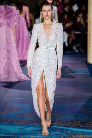 Per il giorno o per una serata speciale, gli abiti proposti dai migliori designer ti sorprenderanno per raffinatezza e versatilità. Abiti Da Sposa Di Alta Moda 2019 A Parigi I Grandi Stilisti Scelgono Il Bianco
