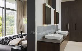 Doch jeder kann in seinem badezimmer luxus genießen, zum beispiel mit exklusiven badarmaturen. Luxus Interieur Eines Modernen Hauses Badezimmer Und Schlafzimmer Wohneigentum Stil Stock Photo 199380948