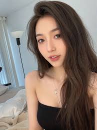 AI美女占领小红书，卷翻真人女网红