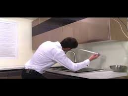 Cet exemple d'intégration montre les possibilités des bandeaux de led pour éclairer un plan de travail de cuisine. Eclairage De Cuisine Led Rail Led 3 Spots Youtube