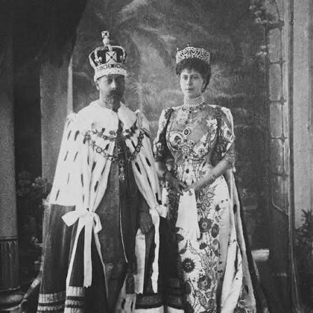 King George V and Queen Mary presided over the spectacular Delhi Durbar #OnThisDay #OnThisDay in 1911, the only Coronation of a British Monarch as the King-Emperor in India: (link in Bio ➡️