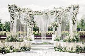 Tak hanya oleh kalangan selebriti dan sosialita, orang biasa pun banyak yang lebih memilih pesta kebun ala bule dibanding pesta pernikahan indoor. 11 Ide Desain Pelaminan Untuk Hari Pernikahanmu