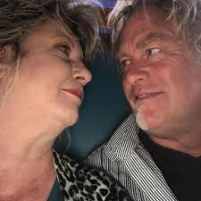 What are the benefits and drawbacks of arriving early to Mundi Mundi Bash?