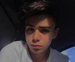 Vivo con le unghie lunghissime per 24h!!! Luciano Spinelli Bio Facts Family Life Of Italian Tiktok Star