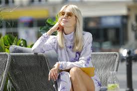 În românia emisiunea a debutat pe 12 februarie 2018 pe antena 1, primul sezon fiind prezentat de gina pistol și marius damian. What Did She Wear Such Heat And Agnieszka Wozniak Starak Squeezes Her Feet In Boots For 8 Thousand Pln We Have Photos Super Express Archyworldys