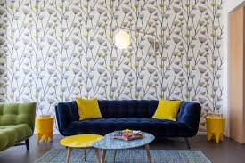 Mettez en valeur cette teinte ultra tendance pour un salon dynamique et rempli de fraicheur. Salon Retro Bleu Marine Et Jaune