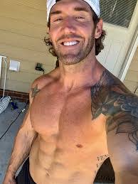 Wayne Simons's Instagram, Twitter & Facebook