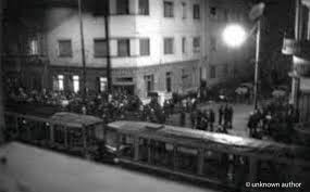 Toata lumea are, sau construieste case noi, si toata lumea conduce masini noi, foarte multe straine. Romania In The Eu On Twitter 16 December 1989 Citizens Of TimiÈoara Gather On The Streets At 4 P M They Block The Trams And Have The First Clashes With MiliÈia And