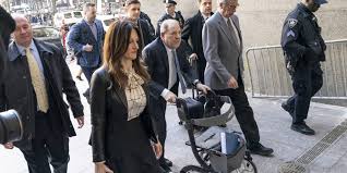 Dozens of women have come forward to accuse the movie producer of sexual misconduct. Us Justiz Stosst Bei Harvey Weinstein An Grenze Judische Allgemeine