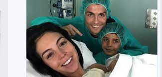 Entdecke kinder cristiano ronaldo auf nike.com. Cristiano Ronaldo Zeigt Erstes Kind Das Nicht Von Leihmutter Stammt Welt
