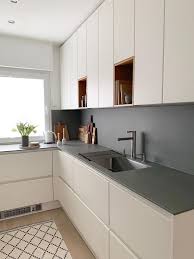 Kleine Kuche Kleiner Raum Wandschranke Kuchenplanung Grifflose Kuche Grifflose Kleine Kleiner Kuche Kuchen Planung Moderne Kuche Wohnung Kuche