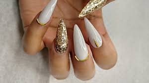 Esa es una de las grandes ventajas que tiene las uñas acrílicas estas uñas acrílicas de color y los diseños de mosa compartir una gran cantidad de imágenes de uñas acrílicas, uñas de acrilico 2019. Diseno En Unas Acrilicas Blanco Y Dorado Youtube