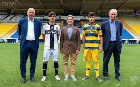 What kind of football is parma calcio in? Crociata E Gialloblu Ecco Le Nuove Maglie Del Parma Sportparma
