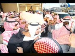 سليمان بن عبد العزيز الراجحي (1928) رجل أعمال سعودي، قدرت فوربس ثروته في ذروتها بحوالي 5.9 مليار دولار مما جعله يحتل المركز 169 في قائمة أغنياء العالم. Ø±Ø­ÙŠÙ„ Ø§Ù„Ø¹Ø§Ø¨Ø¯ Ø§Ù„ØªØ§Ø¬Ø± ÙˆÙØ§Ø© Ø§Ù„Ø´ÙŠØ® ØµØ§Ù„Ø­ Ø§Ù„Ø±Ø§Ø¬Ø­ÙŠ Youtube