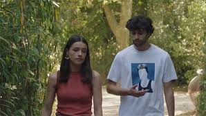 Ethan demande à Axel de l'aider pour la déintox