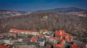 Sie liegt etwa 65 kilometer südwestlich von. Walbrzych W Parku Sobieskiego Powstanie Wieza Widokowa Zobacz Miejsce Gdzie Postanie Konstrukcja Walbrzych Nasze Miasto