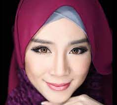 Felixia yeap telah memilih 5 rmadahan bersamaan 3 julai untuk mengucap dua kalimah syahadah dan memilih nama rania sebagai nama islamnya. Felixia Yeap Model Ramadhan Koran Tempo Co