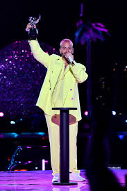 Celebrities Are Wearing Neon at the VMAs Again: Nature Is Healing | GQ