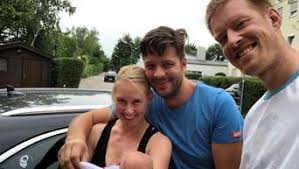 Bayern 3 is a public radio station owned and operated by the bayerischer rundfunk (br), the public broadcaster in the german state of bavaria. Ebersberg Radio Moderatorin Bringt Baby Im Auto Zur Welt Dramatische Geburt Pliening