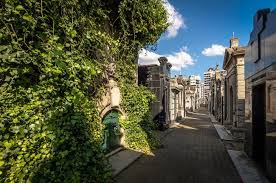 The land, which belonged to the recollect monks from which the neighbourhood took its name, became the city's first public cemetery in 1822. Cementerio De La Recoleta Lonely Planet