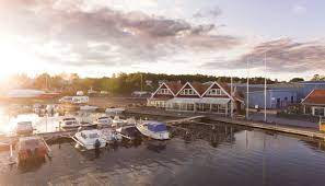 I loftahammar finns bland annat skola, förskola, butik, bageri, restauranger, camping, golfbana och en gästhamn. Loftahammar Vastervik Com