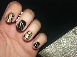 Muy bonito este diseño de uñas, si gustas puedes visitar y suscribirte al canal de linda165 para mas tutoriales de nail art. Diseno De Unas En Negro Y Dorado Ideal Para Las Fiestas Navidenas Unas A Mil