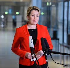 Hintergrund ist die debatte über unregelmäßigkeiten in ihrer doktorarbeit. Franziska Giffey Spd Politikerin Und Familienministerin Welt