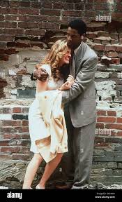 DIE AKTE / The Pelican Brief USA 1993 / Alan J. Pakula Darby (JULIA  ROBERTS), Gray Grantham (DENZEL WASHINGTON) Regie: Alan J. Pakula aka. The  Pelican Brief Stock Photo - Alamy