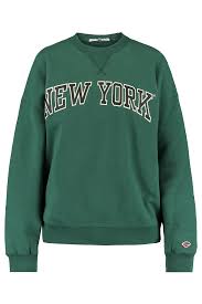 It's made of soft cotton blended with polyester for that toasty warm feeling. Damen Sweatshirt Mit Text Print Grun Online Kaufen