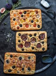 Vediamo oggi come si prepara la pasta per focaccia, una ricetta che vi permetterà di sbizzarrirvi con la fantasia e cerare deliziosi stuzzichini. Sommerliche Focaccia Variationen Mit Tomaten Feigen Oliven