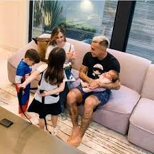 Hace algunos días daniela colett, esposa del futbolista eduardo vargas, confesó en el programa web el aperitivo, conducido por jordi castell, que se operó cinco veces la nariz debido al bullying que recibía en redes sociales y que no le hacía sentirse bien. Footballers Wags Kids Eduardo Daniela Antonella Benjamin And