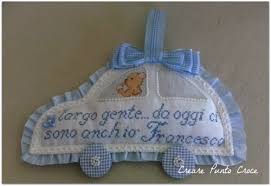 L Orsetto Al Volante Per Una Nuova Nascita Coccarda A Forma Di Macchina Realizzata E Ricamata A Punto C Punto Croce Punto Croce Bambino Ricamo A Punto Croce