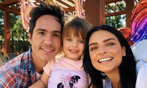 La pequeña kailani está de cumpleaños este 25 de febrero. Mauricio Ochmann Le Da Serenata A Aislinn Derbez En Su Cumpleanos