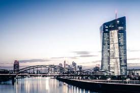 Sitz der europäischen zentralbank (weitergeleitet von neubau der europäischen zentralbank) der sitz der europäischen zentralbank befindet sich im ostend von frankfurt am main. Die Huterin Des Euro Oder Was Macht Die Ezb Eigentlich Genau Kartensicherheit