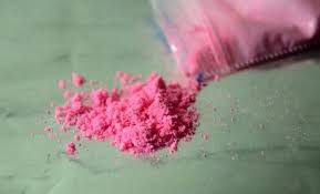Non disdegna il mobiletto degli alcolici, tutt'altro: Torna La Cocaina Rosa La Pericolosa Droga Dell Alta Societa Il Colibri