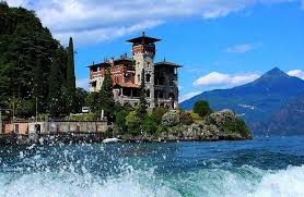 (c) 2001 q production inc. James Bond Und Der Comer See Villa Del Balbianello Villa La Gaeta