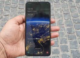 Samsung Galaxy A70 Review: Its enormous ...