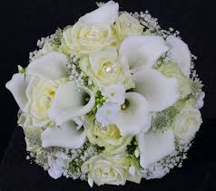 Die königin aller blumen und der klassiker zur hochzeit. Weisse Calla Mit Creme Rosen Und Schleierkraut Mit Perlen Verziert Blumenstrauss Hochzeit Brautstrauss Calla Tischdekoration Hochzeit Blumen