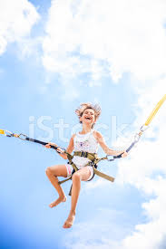 Der mitgelieferte haltegriff ist stufenlos höhenverstellbar. Kleine Madchen Bungee Jumping Am Trampolin Stockfotos Freeimages Com