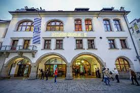The historical schwemme, which is located on the ground floor of the hofbräuhaus, constitutes the heart of the hofbräuhaus. Munchen Us Amerikanerin Schickt Gestohlenen Masskrug Ans Hofbrauhaus Zuruck Der Spiegel