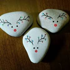 Best 25 Beautiful Christmas Rock Painting Ideas With A Couple Of Inexpensive Supplies You Will Be Making Jewelry Out Of Christmas Rock Rock Crafts Stone Crafts