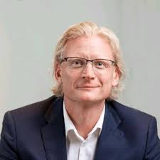 Thrilled to be starting a new position as a pre-sales Solution Consultant  at Sitecore! 🎉 Huge shoutout to Nikolaj Hendel for giving me this  opportunity to learn and grow in this role. |