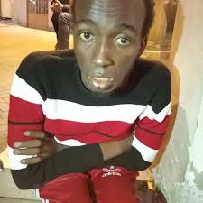 61-22 #SierraLeoneli FODAY SESAY 'ın pasaportta yazan şehrinin adı:  FREETOWN. İngilizlerin köle pazarlarından özgür bırakılan köleler Sierra  Leone'de yerleşmeye karar vermişler ve FREETOWN'ı kurmuşlar. FODAY 'ın  dedeleri özgürlüğü arıyor idi. Özgürlük için